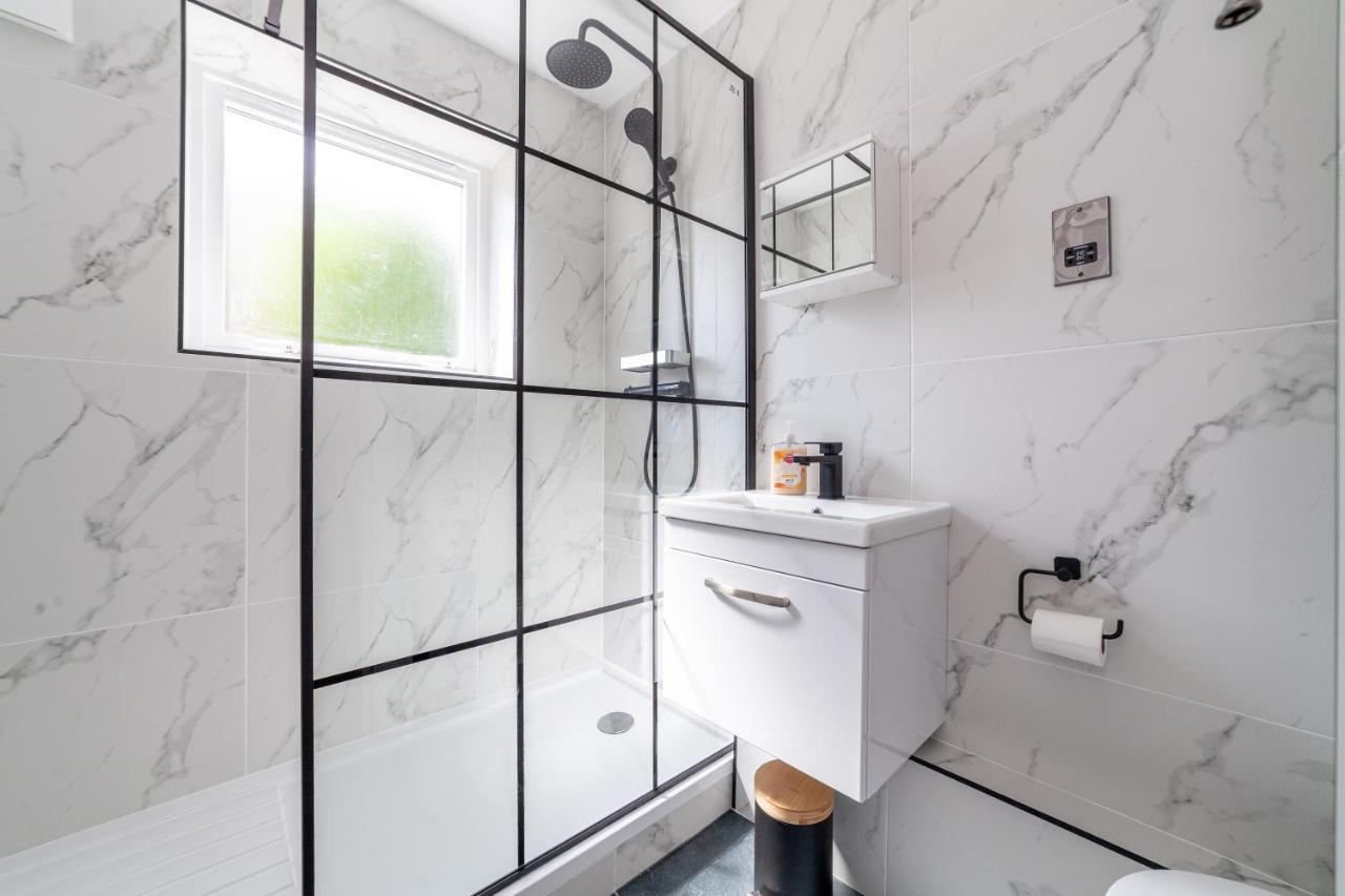 Newly Refurbished 2br Flat Near Excel Centre * Londra