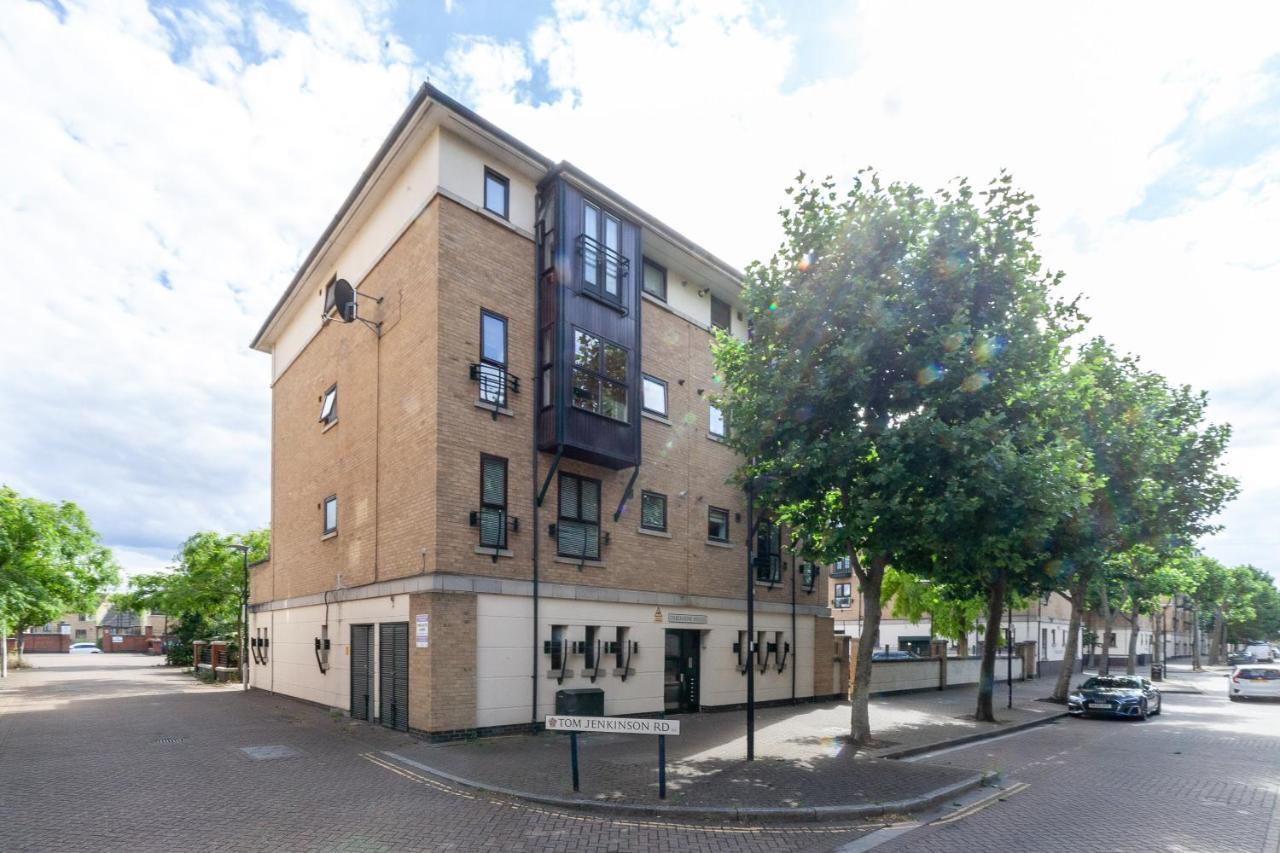 Newly Refurbished 2br Flat Near Excel Centre Londra