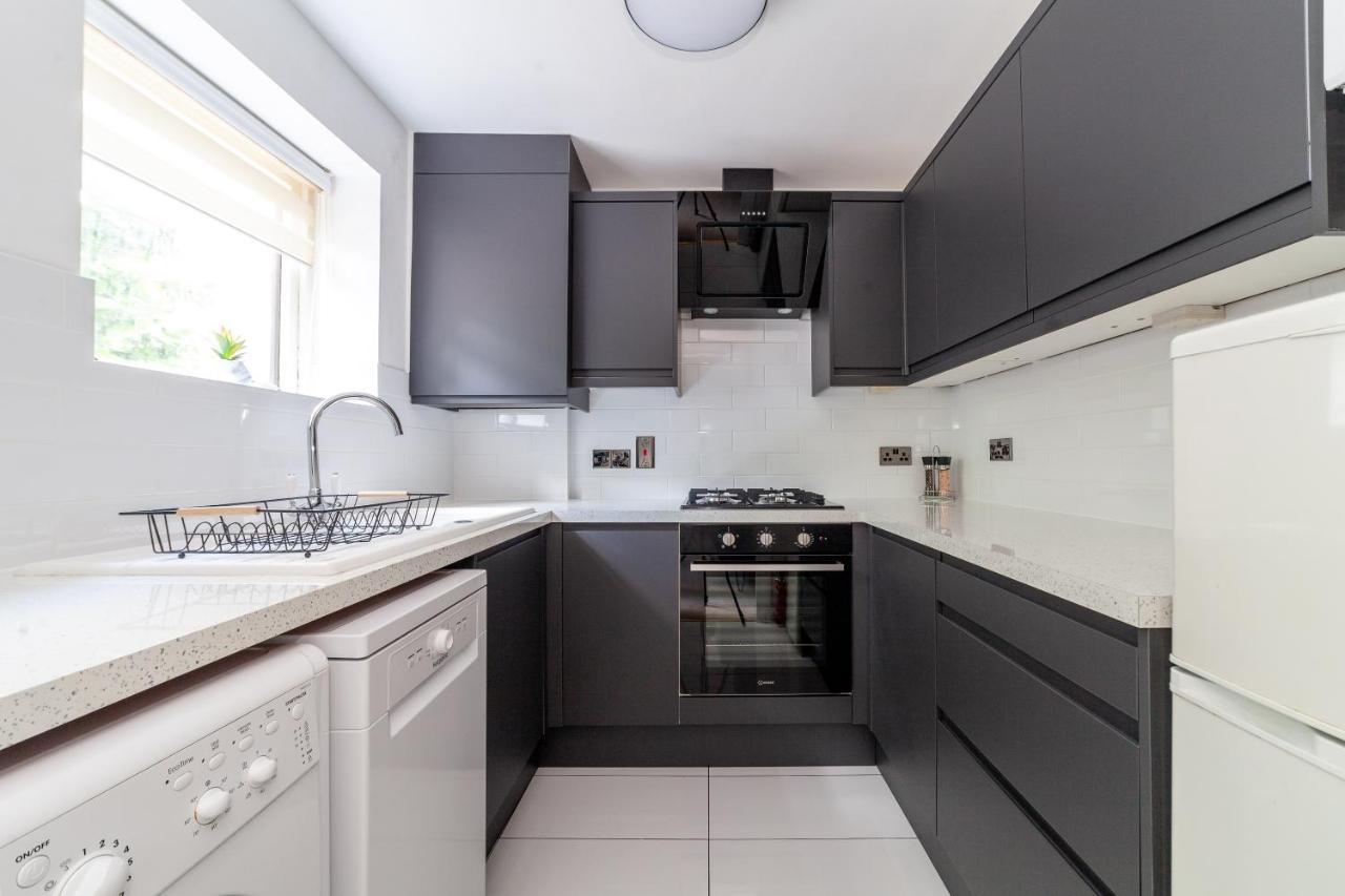 Newly Refurbished 2br Flat Near Excel Centre * Londra
